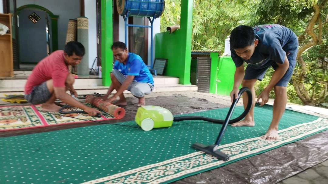 jelang-puasa,-warga-banyuwangi-mulai-nyekar-dan-bersihkan-masjid-hingga-musala