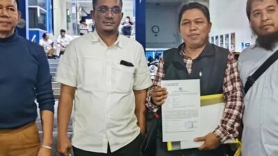 puluhan-jamaah-laporkan-dugaan-penipuan-umrah-mandiri-ke-polda-metro-jaya,-kerugian-hampir-rp700-juta