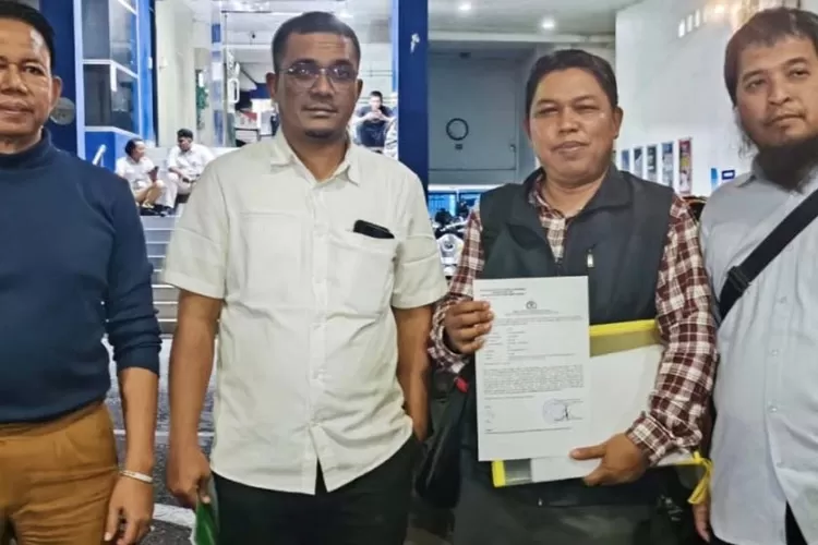 puluhan-jamaah-laporkan-dugaan-penipuan-umrah-mandiri-ke-polda-metro-jaya,-kerugian-hampir-rp700-juta