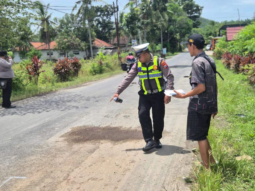 sepeda-motor-tabrak-truk-parkir,-perempuan-di-banyuwangi-meninggal-dunia
