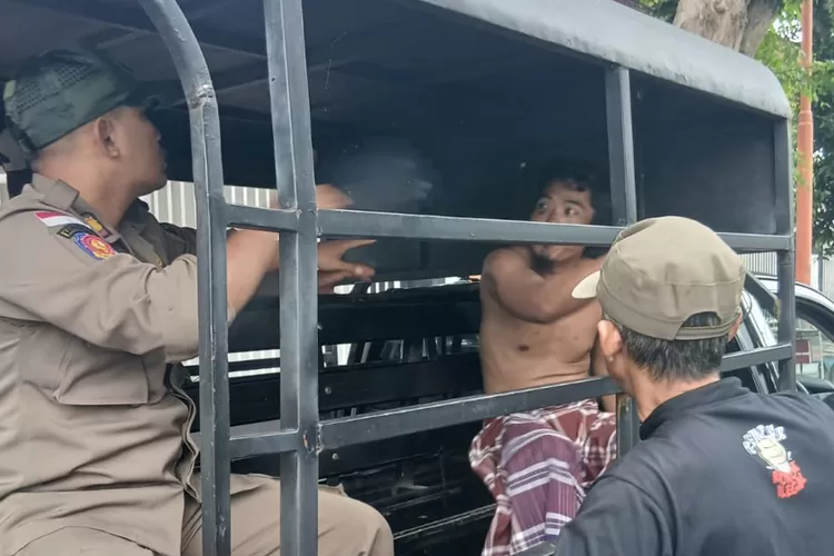 odgj-rusak-fasilitas-umum-di-jalan-brigjen-katamso-banyuwangi,-satpol-pp-amankan-dan-serahkan-ke-dinsos