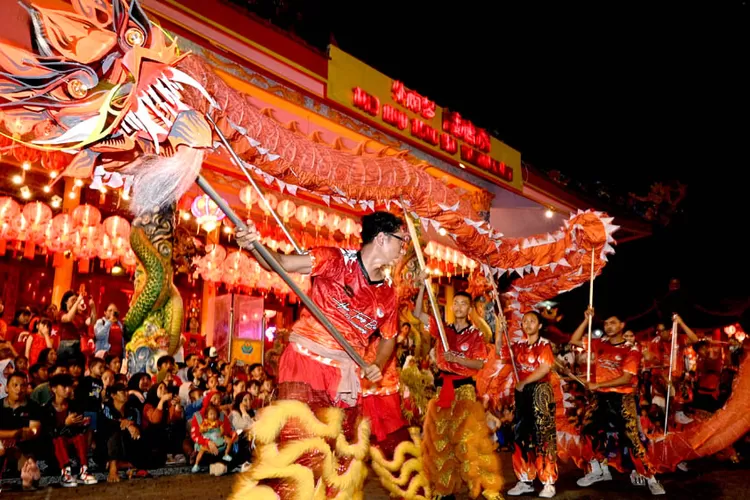 meriah-imlek-2577-kongzili-di-klenteng-hoo-tong-bio-banyuwangi,-barongsai-dan-dewa-rezeki-hibur-ratusan-warga