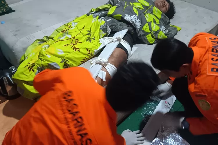 pendaki-terpeleset-di-gunung-rante-banyuwangi,-tim-sar-gabungan-evakuasi-korban-patah-tulang-dalam-kondisi-selamat