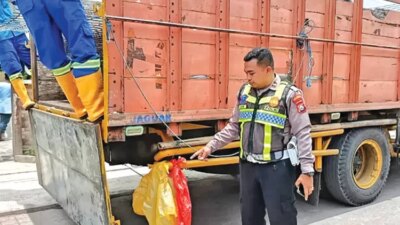 tabrak-truk-parkir-di-sumberagung-banyuwangi,-pengendara-motor-tewas-di-tempat,-pembonceng-selamat