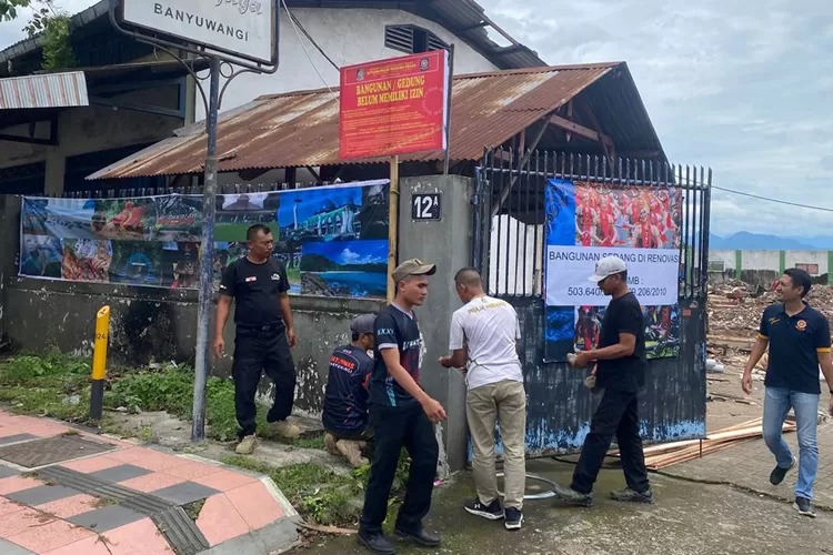 satpol-pp-banyuwangi-segel-niceso,-renovasi-hotel-brawijaya-dan-biliar-bluefire-karena-belum-kantongi-pbg