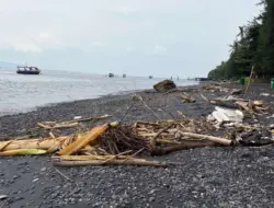 Setiap Musim Hujan, Destinasi Wisata Pantai Banyuwangi Selalu Dapat Sampah Kiriman dari Hulu
