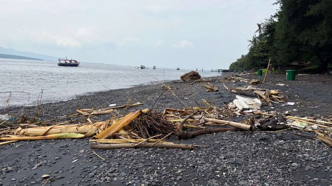 setiap-musim-hujan,-destinasi-wisata-pantai-banyuwangi-selalu-dapat-sampah-kiriman-dari-hulu