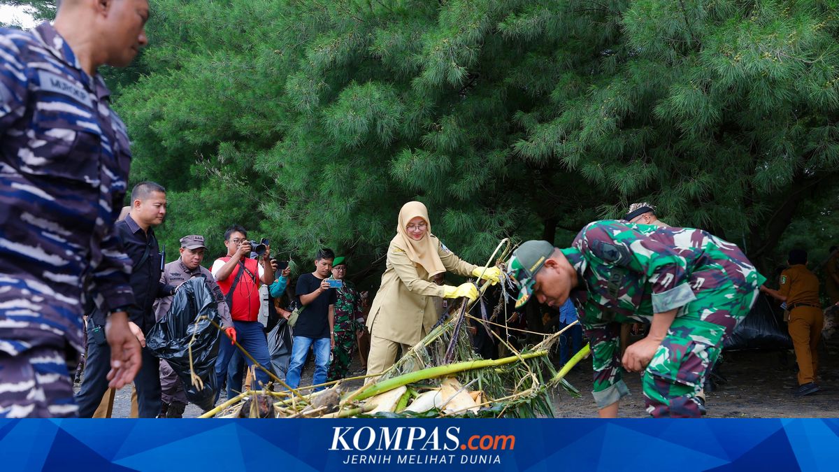 sampah-kiriman-berbentuk-potongan-kayu-kepung-kawasan-pantai-banyuwangi