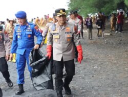 Polresta Banyuwangi Turun Bersih-Bersih Pantai Grand Watu Dodol, Dukung Gerakan Banyuwangi Asri