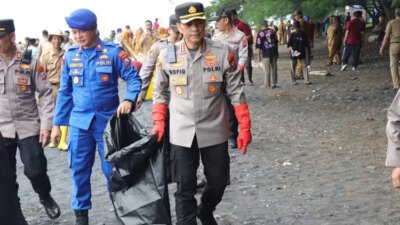 polresta-banyuwangi-turun-bersih-bersih-pantai-grand-watu-dodol,-dukung-gerakan-banyuwangi-asri