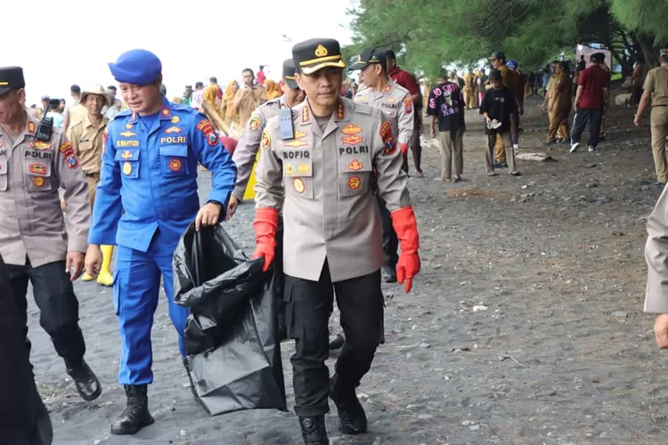 polresta-banyuwangi-turun-bersih-bersih-pantai-grand-watu-dodol,-dukung-gerakan-banyuwangi-asri