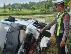 Kecelakaan Beruntun di Alasmalang Singojuruh Banyuwangi, Pikap Selip Tabrak Motor dan Karimun
