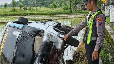 kecelakaan-beruntun-di-alasmalang-singojuruh-banyuwangi,-pikap-selip-tabrak-motor-dan-karimun