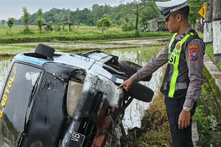 kecelakaan-beruntun-di-alasmalang-singojuruh-banyuwangi,-pikap-selip-tabrak-motor-dan-karimun