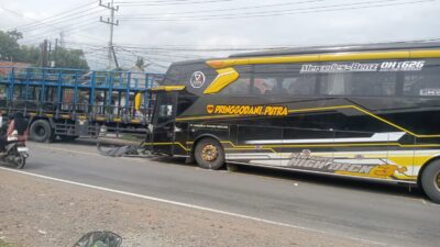 tabrakan-maut-di-awal-ramadhan,-sopir-truk-fuso-tewas-di-tkp,-sopir-bus-kabur