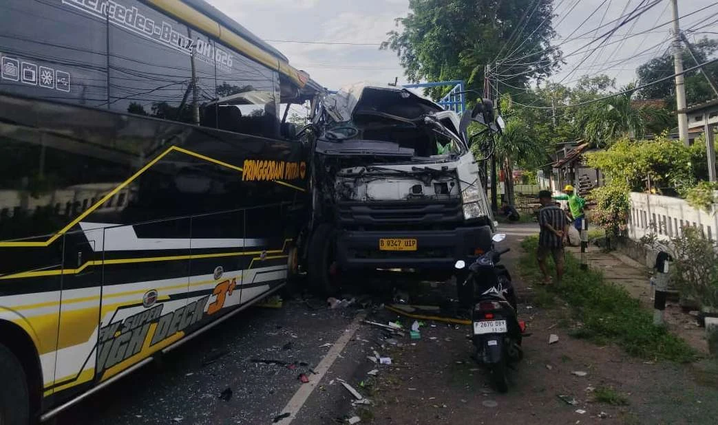 sopir-truk-fuso-meninggal-dalam-kecelakaan-melawan-bus