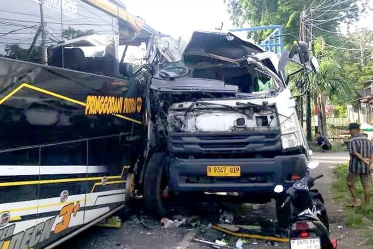 kecelakaan-maut-di-jalan-raya-situbondo-wongsorejo-banyuwangi,-bus-pringgondani-adu-moncong-dengan-truk-fuso,-sopir-tewas