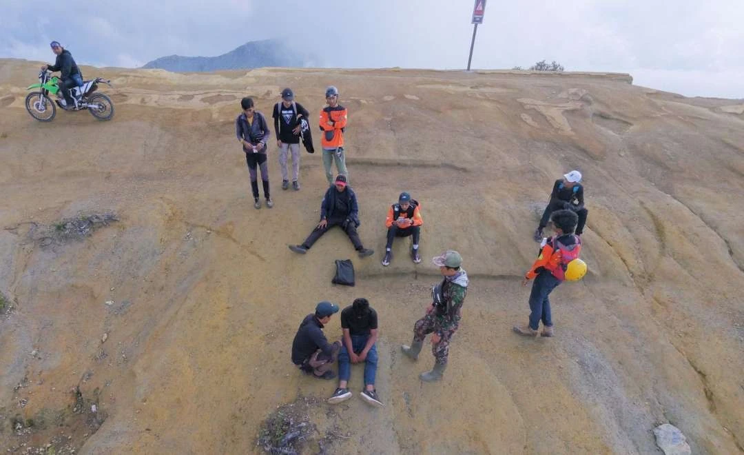 pendaki-hilang-di-ijen-ditemukan-selamat,-berada-ditebing-dalam-kondisi-lemas