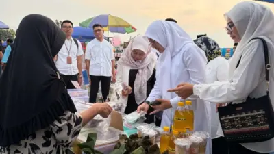 pasar-takjil-ramadan-diserbu-warga,-bisa-sambil-ngabuburit-di-pantai-boom