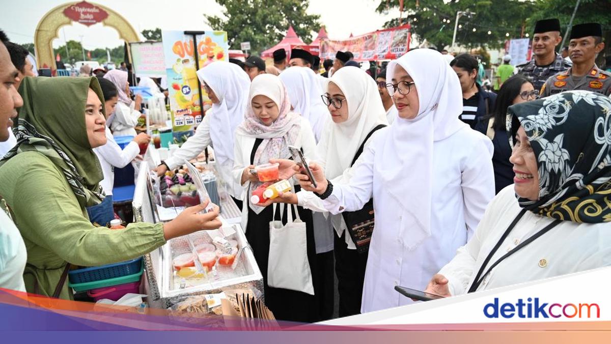 serunya-ngerandu-buko-bareng-bupati-banyuwangi-di-pantai-marina-boom