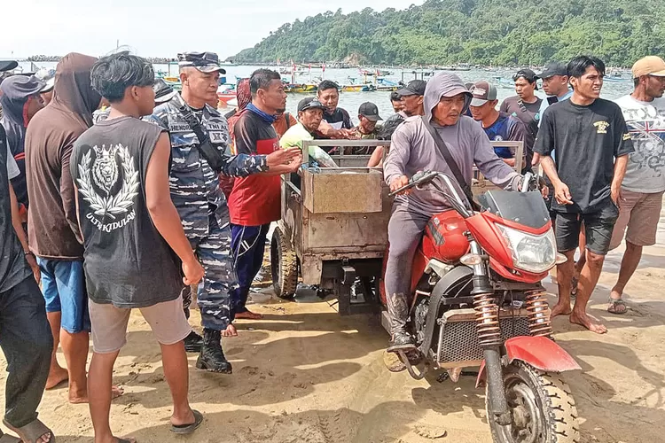 nelayan-pancer-banyuwangi-tewas-dihantam-ombak-di-perairan-pulau-bedil,-perahu-terbalik-diterjang-angin-kencang