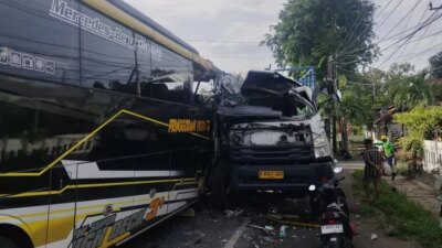 bus-pringgondani-putra-ngeblong-di-tikungan-sidodadi,-hantam-truk-fuso-b-9347-uip,-sopir-hanafi-yudistira-tewas