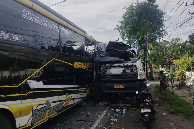 bus-pringgondani-putra-ngeblong-di-tikungan-sidodadi,-hantam-truk-fuso-b-9347-uip,-sopir-hanafi-yudistira-tewas