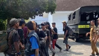 satpol-pp-banyuwangi-tertibkan-13-anak-punk-di-kolong-jembatan-singonegaran,-diberi-pembinaan-dan-sanksi