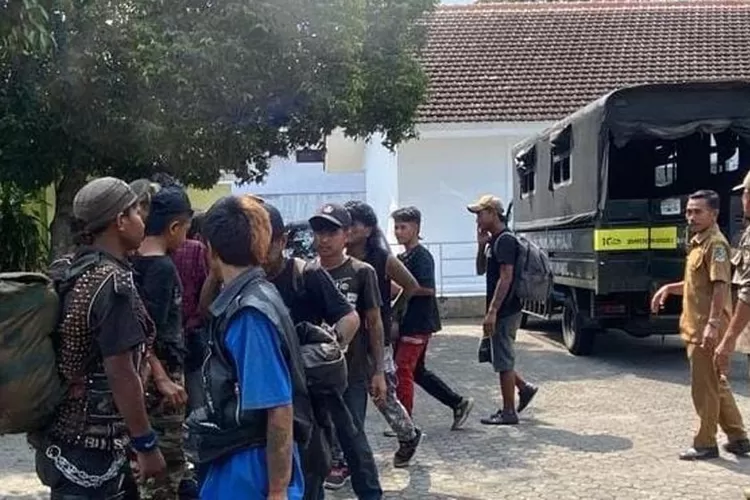 satpol-pp-banyuwangi-tertibkan-13-anak-punk-di-kolong-jembatan-singonegaran,-diberi-pembinaan-dan-sanksi