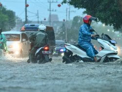 Hujan Deras Guyur Banyuwangi, Jalan Ahmad Yani Depan Pemkab Tergenang Bak Sungai