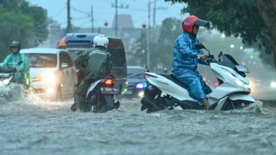 hujan-deras-guyur-banyuwangi,-jalan-ahmad-yani-depan-pemkab-tergenang-bak-sungai