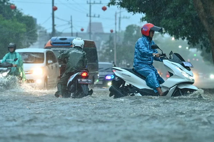 hujan-deras-guyur-banyuwangi,-jalan-ahmad-yani-depan-pemkab-tergenang-bak-sungai