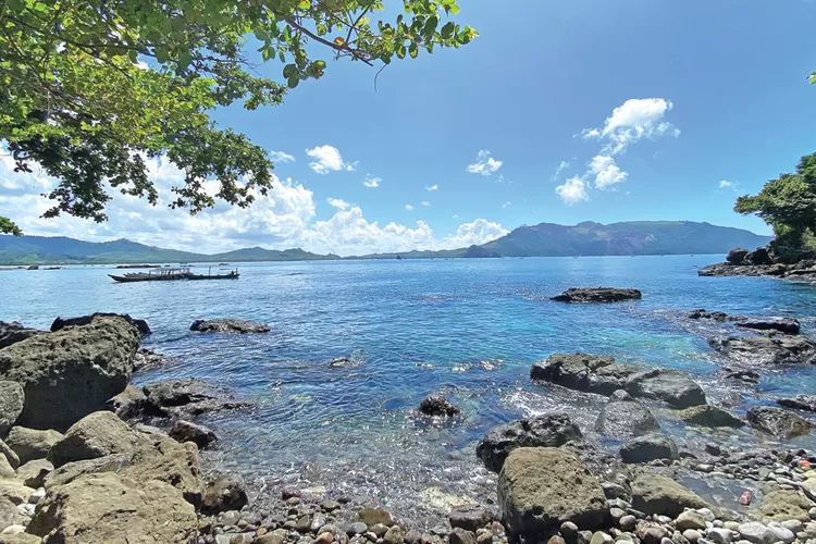 bmkg-banyuwangi-peringatkan-gelombang-tinggi-2,5-meter-di-laut-selatan-jatim,-nelayan-diminta-waspada