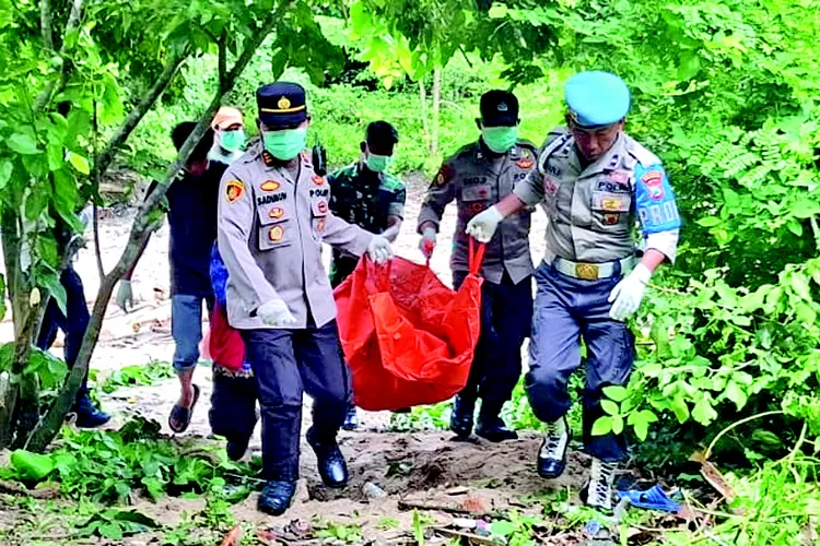 mayat-mister-x-ditemukan-di-pantai-plengkung-alas-purwo-banyuwangi,-dievakuasi-ke-rsud-blambangan