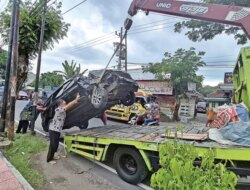 Diduga Mengantuk, Toyota Avanza Tabrak Pohon di Depan Mapolsek Genteng Banyuwangi, Lalin Sempat Tersendat