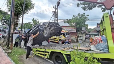 diduga-mengantuk,-toyota-avanza-tabrak-pohon-di-depan-mapolsek-genteng-banyuwangi,-lalin-sempat-tersendat
