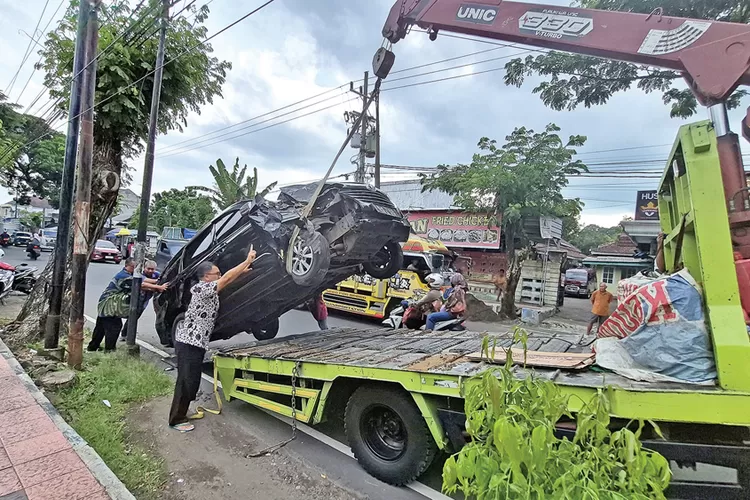 diduga-mengantuk,-toyota-avanza-tabrak-pohon-di-depan-mapolsek-genteng-banyuwangi,-lalin-sempat-tersendat