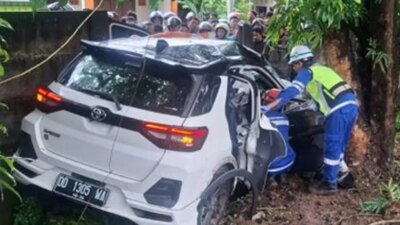 kecelakaan-maut-tol-makassar-km-7+200:-istri-anggota-dprd-sulsel-tewas,-toyota-raize-ringsek-berat