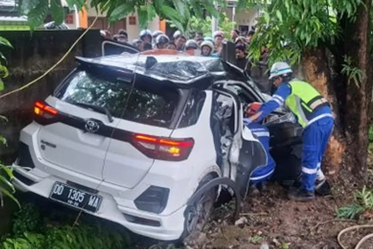 kecelakaan-maut-tol-makassar-km-7+200:-istri-anggota-dprd-sulsel-tewas,-toyota-raize-ringsek-berat