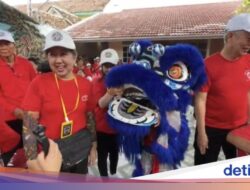 Imlek Bertepatan Ramadan, Warga Tionghoa Banyuwangi Bagi Takjil-Sembako