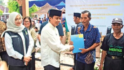resmi!-menteri-kehutanan-serahkan-sk-tora-160,735-hektare-ke-warga-banyuwangi,-26-desa-kini-kantongi-kepastian-hukum