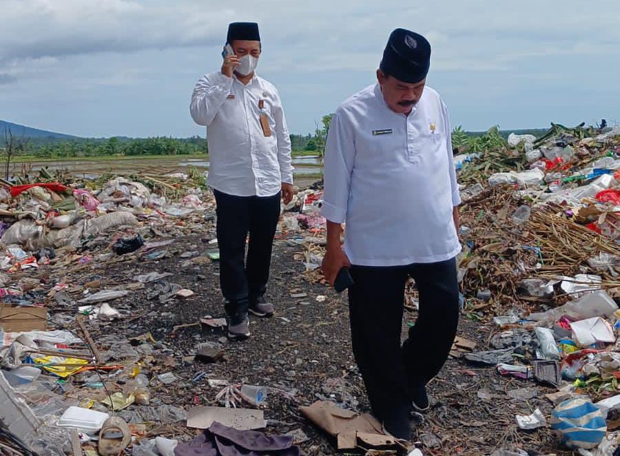 kades-achmad-thoha-murka,-bajulmati-jadi-sasaran-sampah-kiriman-dari-luar-desa