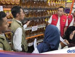Satgas Pangan Banyuwangi Semprit Pedagang Jual Minyakita di Atas HET