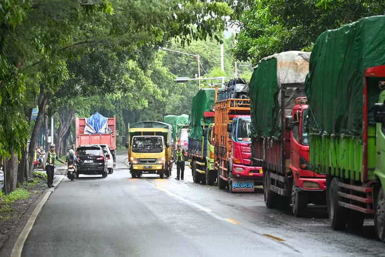 antrean-truk-menuju-pelabuhan-tanjungwangi-masih-terjadi,-penyeberangan-ke-lombok-tersendat