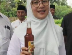 Safari Ramadan di Wongsorejo, Ipuk Fiestiandani Endorse Madu Randu Alasbuluh