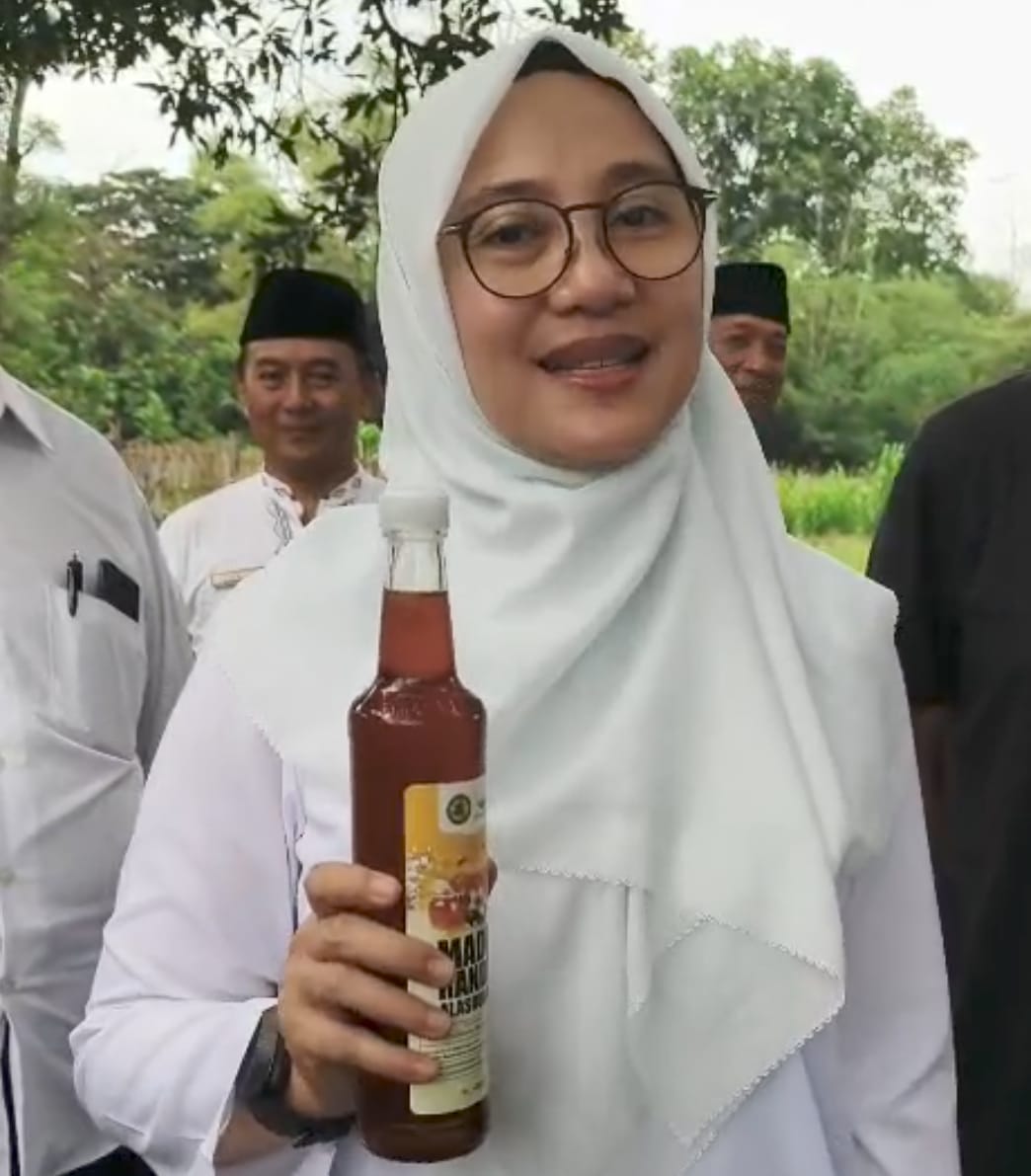 safari-ramadan-di-wongsorejo,-ipuk-fiestiandani-endorse-madu-randu-alasbuluh