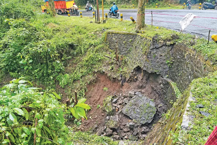 longsor-plengsengan-gunung-gumitir-banyuwangi,-bpbd-imbau-pengendara-waspada-di-tikungan-km-236-750
