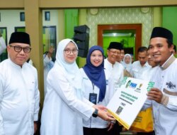 Safari Ramadan, Bupati Ipuk Serahkan Genset Bantuan Baznas untuk Musala Terpencil di Bangsring Banyuwangi