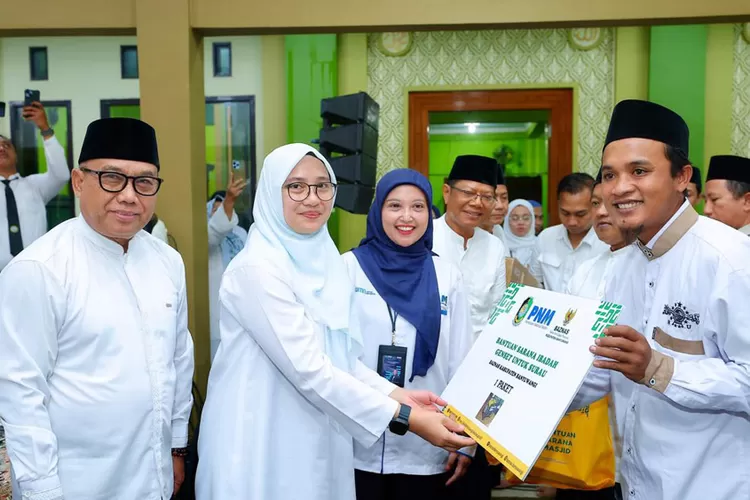 safari-ramadan,-bupati-ipuk-serahkan-genset-bantuan-baznas-untuk-musala-terpencil-di-bangsring-banyuwangi