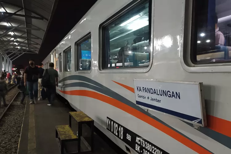 kereta-api-pandalungan-tertemper-mobil-di-grobogan,-ini-kronologinya